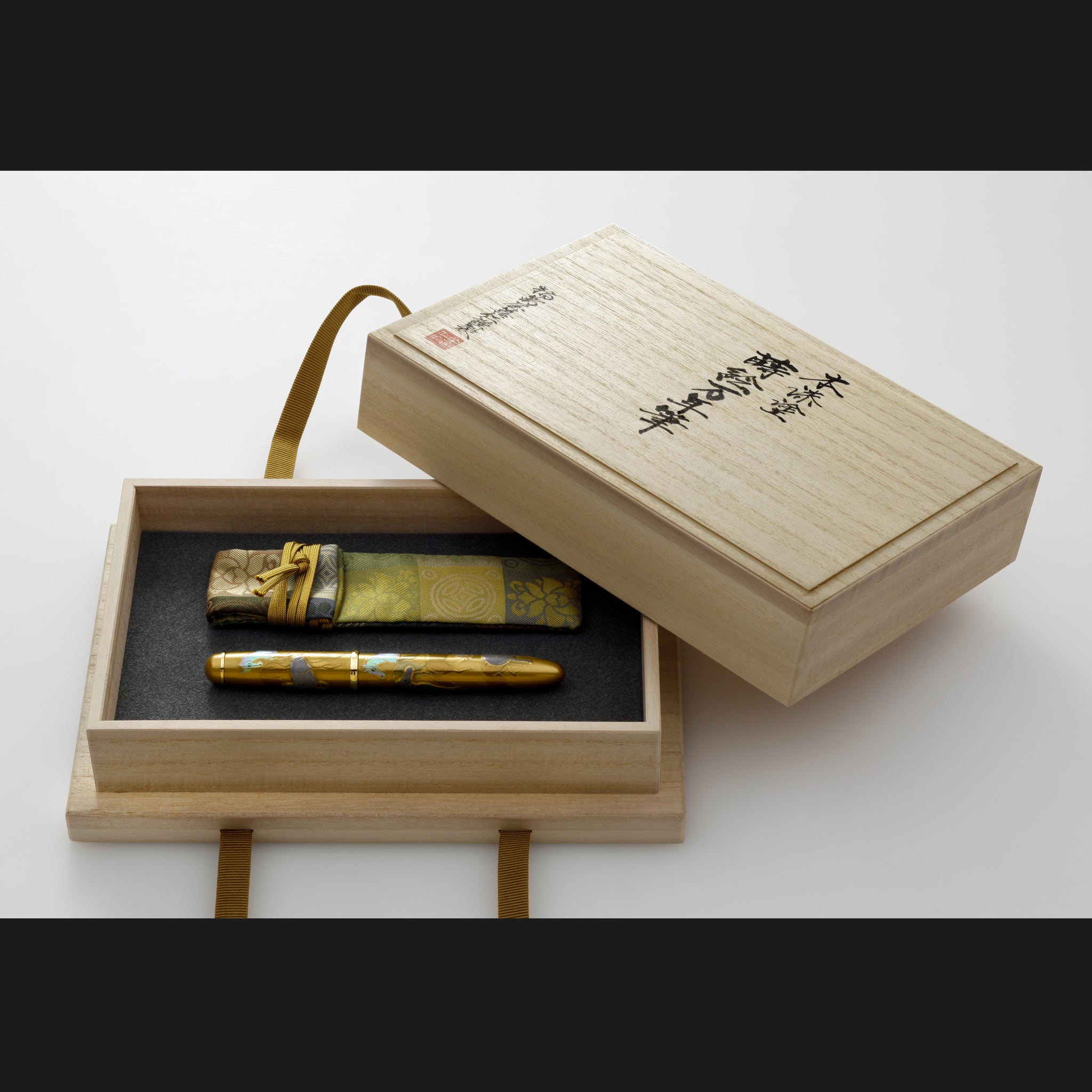 本漆塗蒔絵万年筆 群馬図 – E-PENSHIMADA